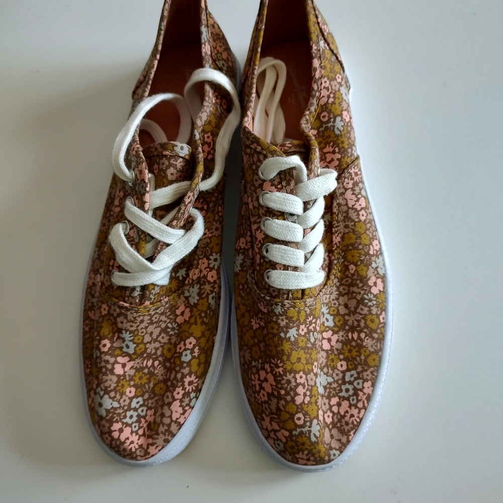 Universal Thread Canvas Tennis Shoes